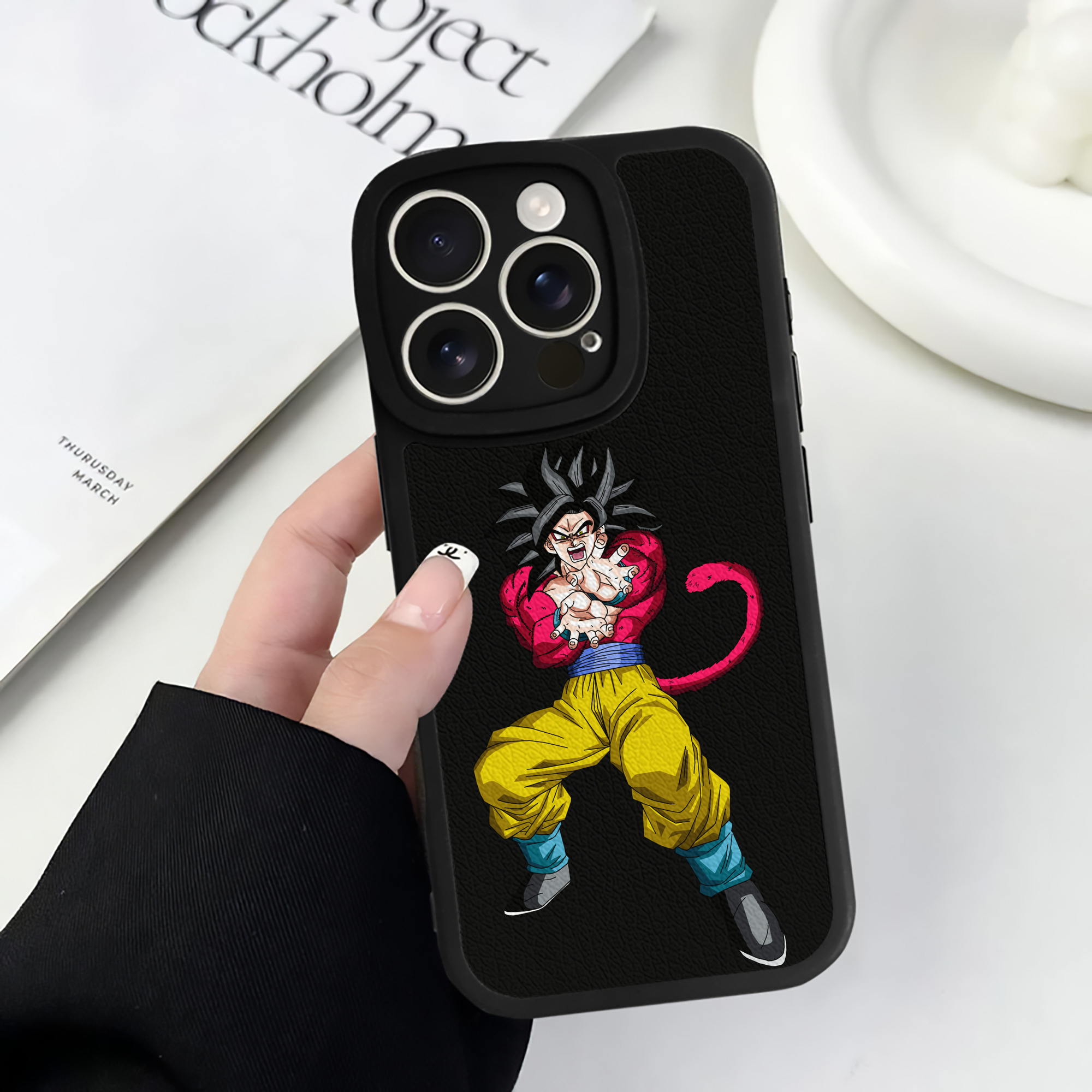 （画像用） ドラゴンボール 孫悟空（そん ごくう）Son Goku カカロット DRAGON BALL Kakarotto 【iPhone 16シリーズ対応】シリコンスマホケース（レザー調） 材質：シリコン